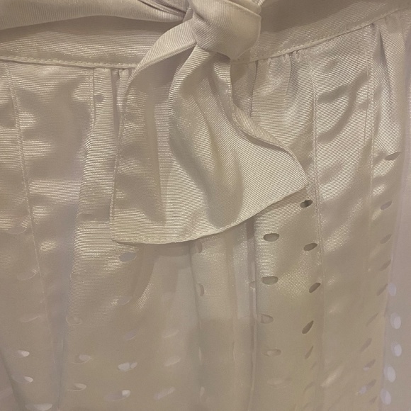 NEW -W By Worth, Size 2, White Laser Cut Bubbles with Sash - NEVER WORN - Picture 4 of 7